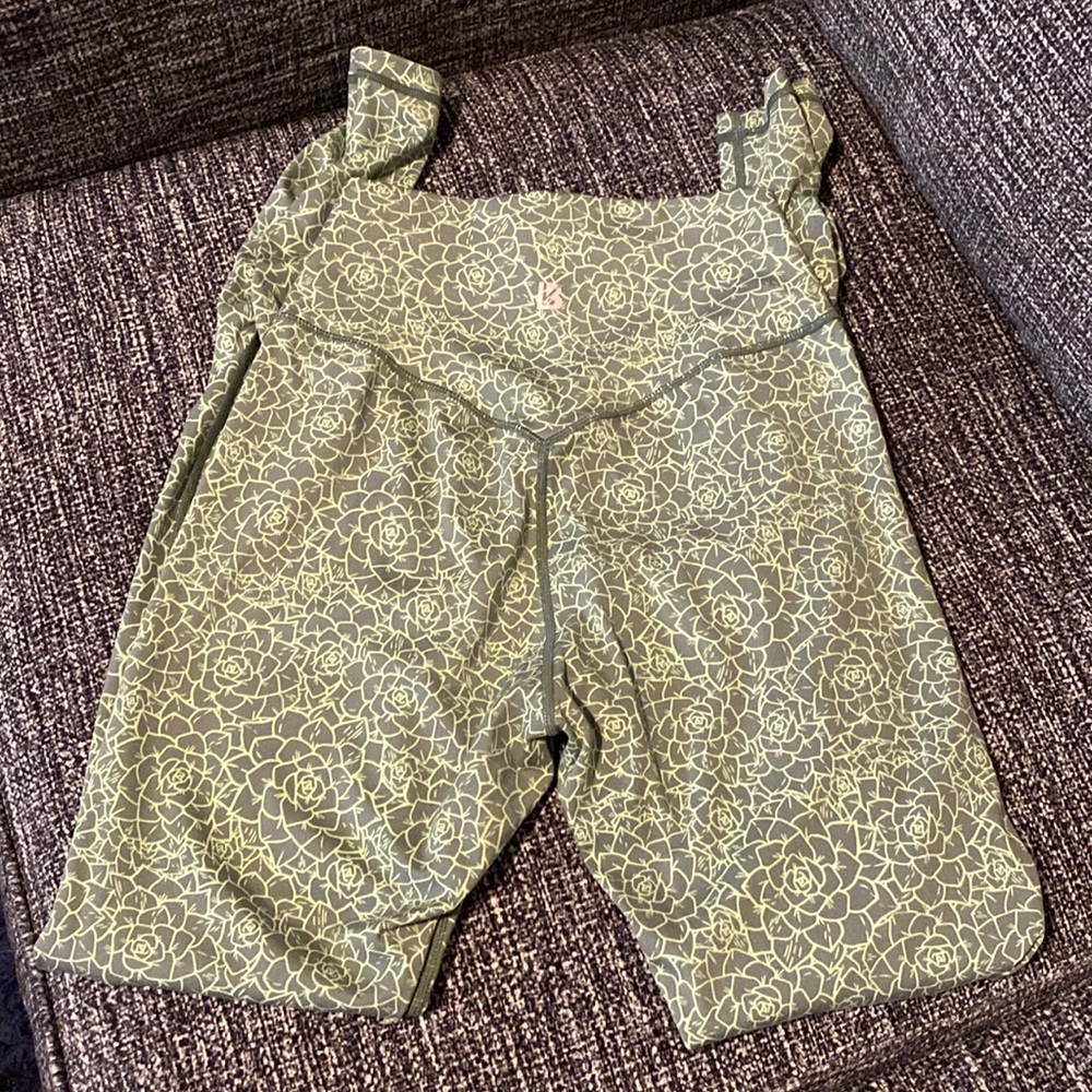 ✨SOLD✨ Buffbunny Aloe Legging- Eden Green Print